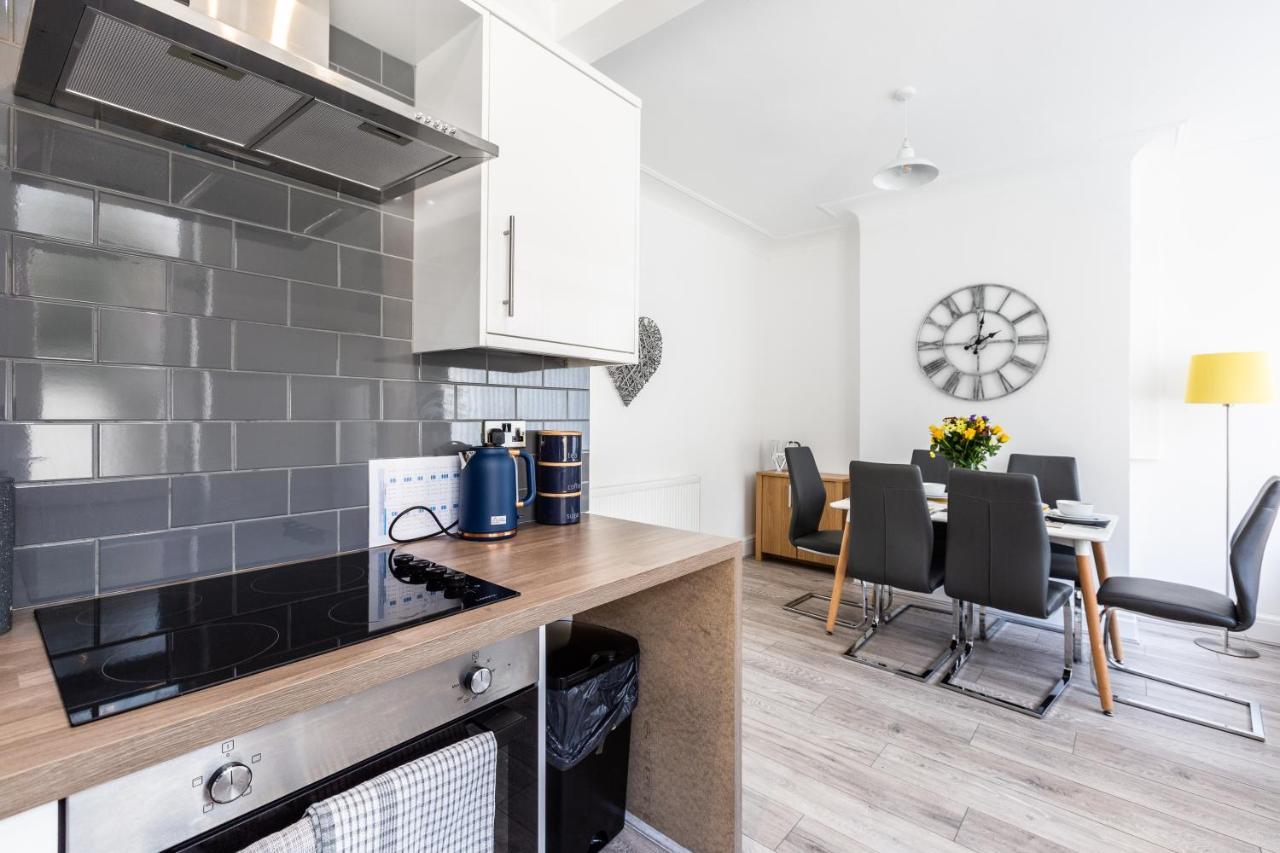 Connaught House - Wi-Fi, Parking, Contractors Villa Престън Екстериор снимка