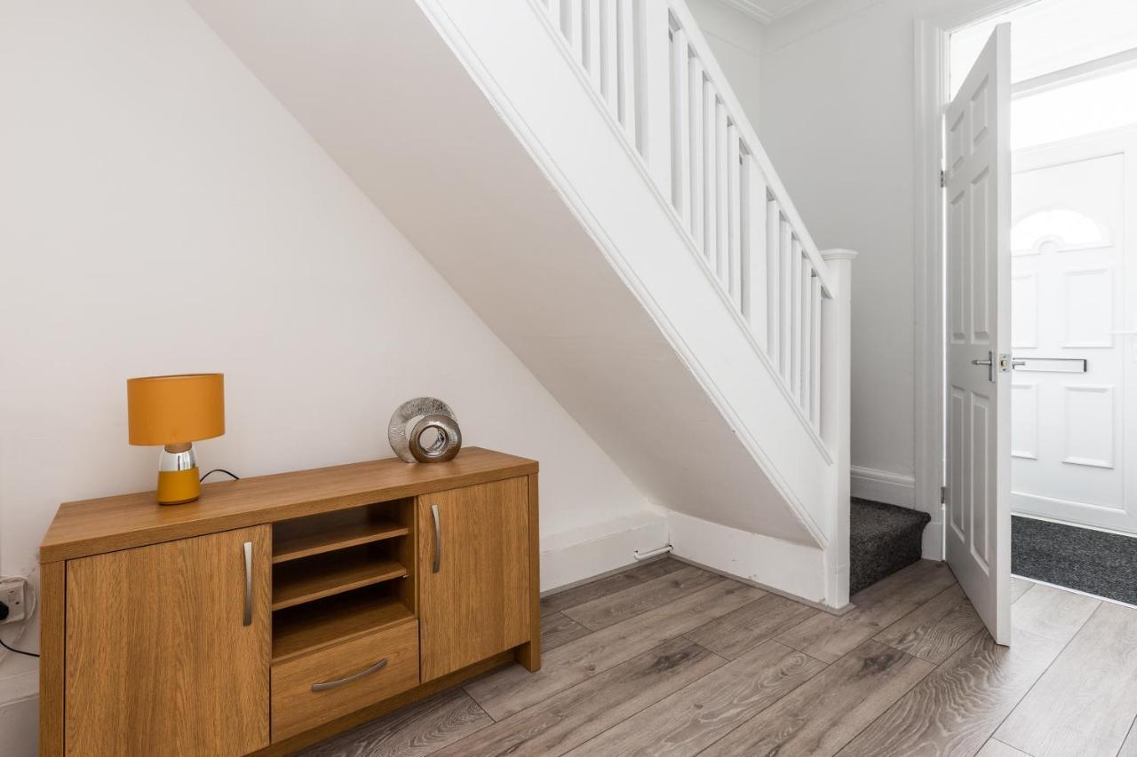 Connaught House - Wi-Fi, Parking, Contractors Villa Престън Екстериор снимка